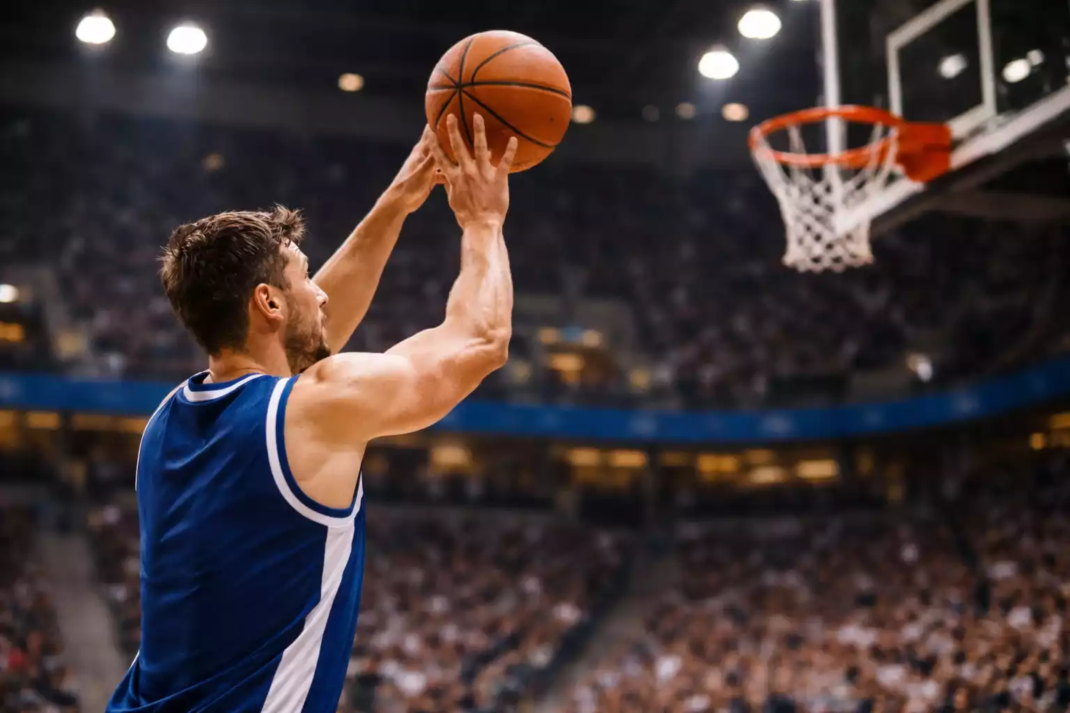 Basketbalspeler maakt een schot tijdens een professionele wedstrijd