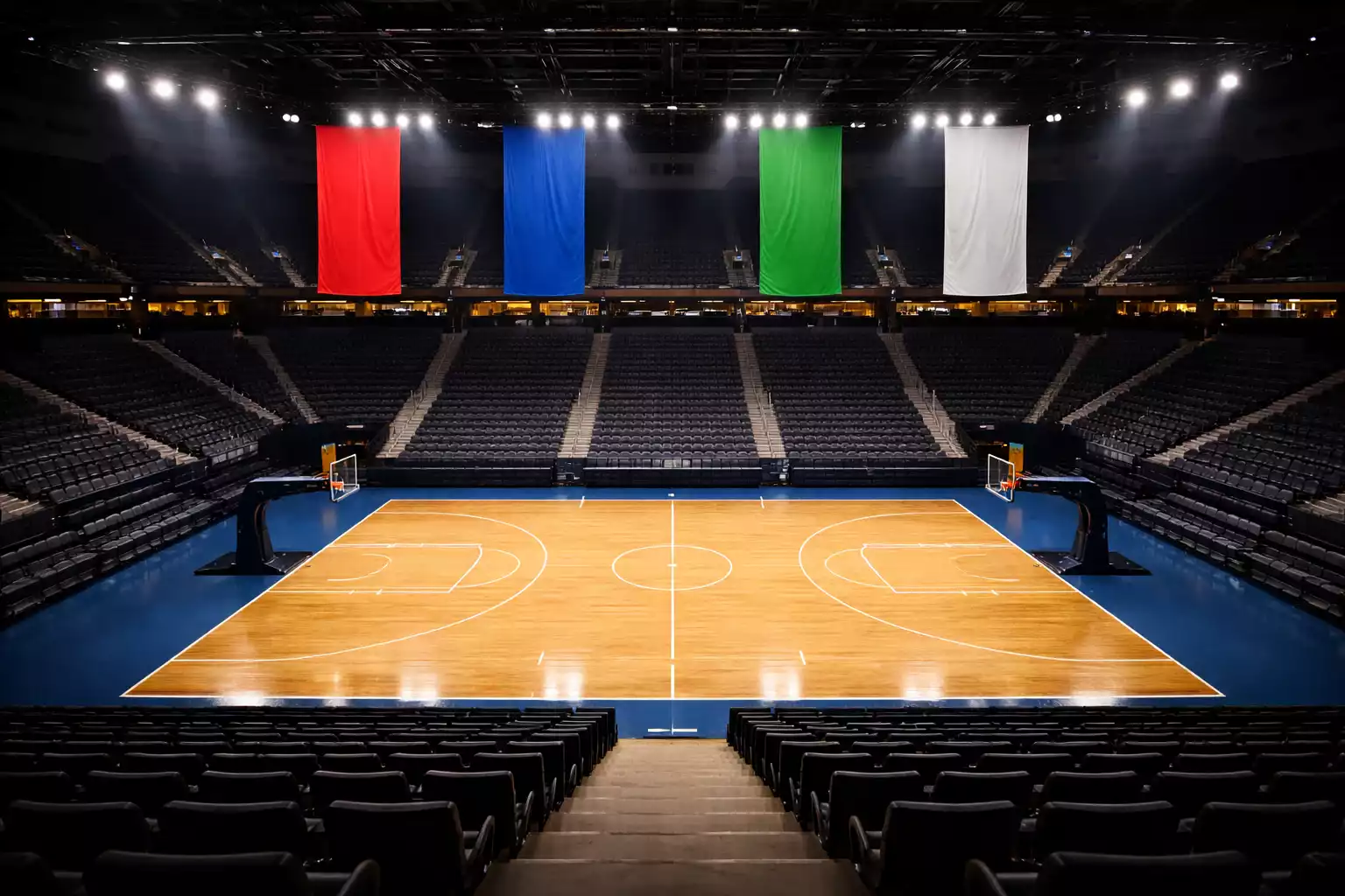 EuroLeague Final Four arena met vier teamlogo's en basketbalveld