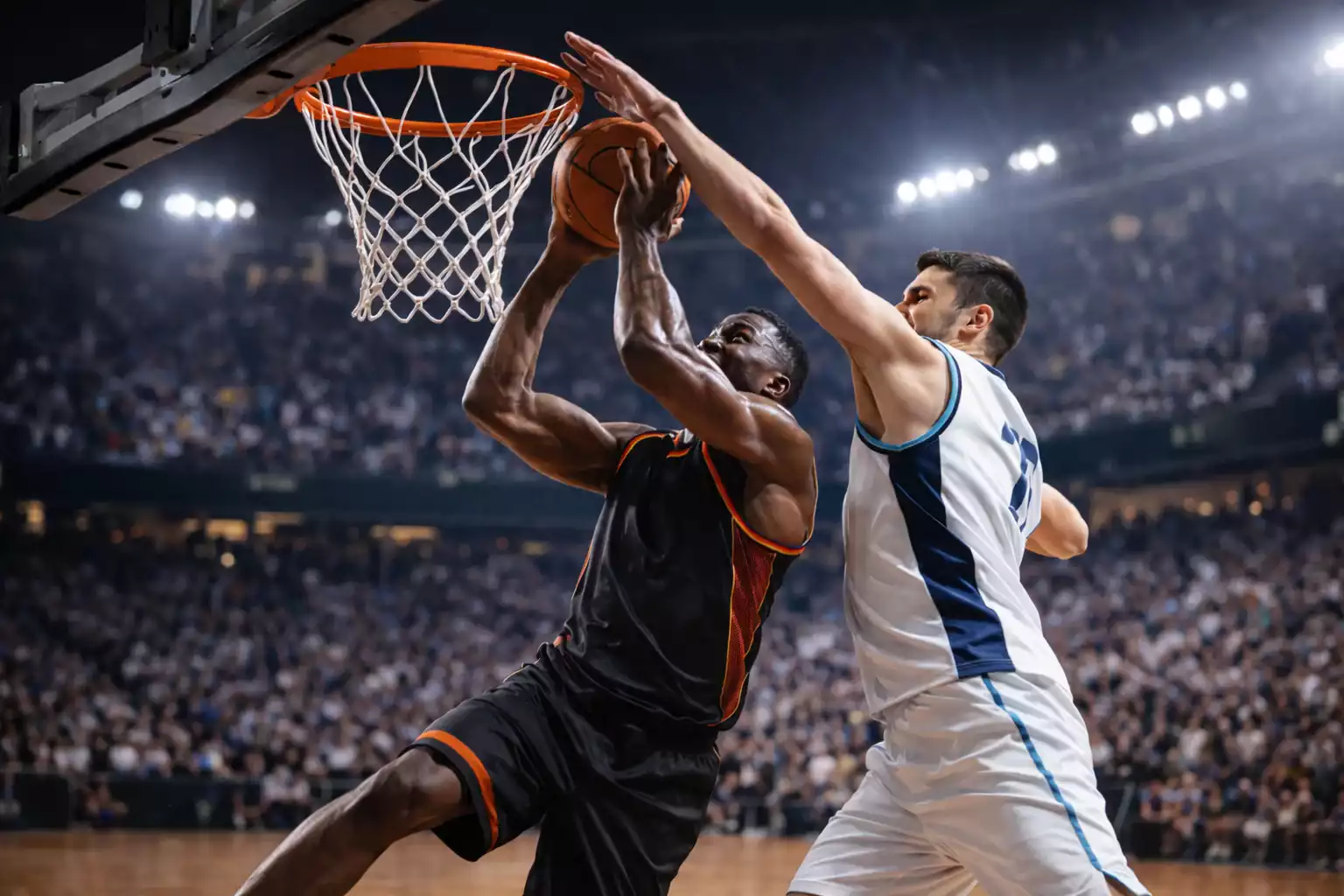 NBA-spelers in actie tijdens een reguliere seizoenswedstrijd met volle tribunes