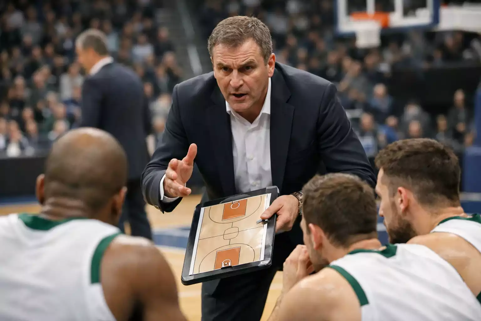 Coach geeft tactische aanwijzingen aan basketbalteam tijdens time-out