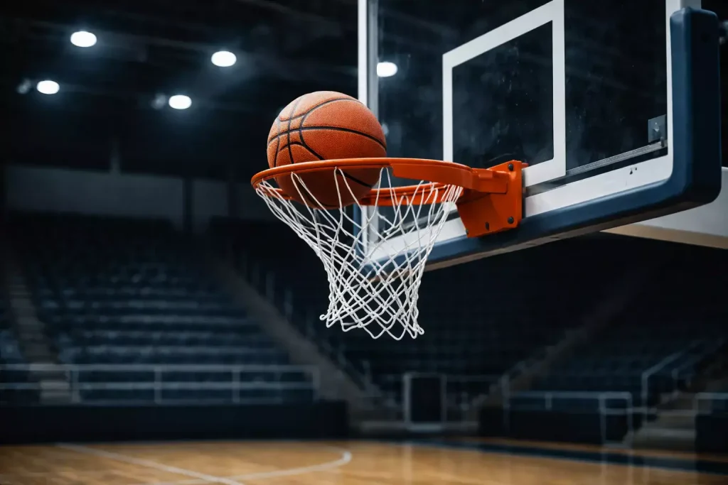 Basketbal die naast de ring afketst in een lege sporthal, gemiste worp